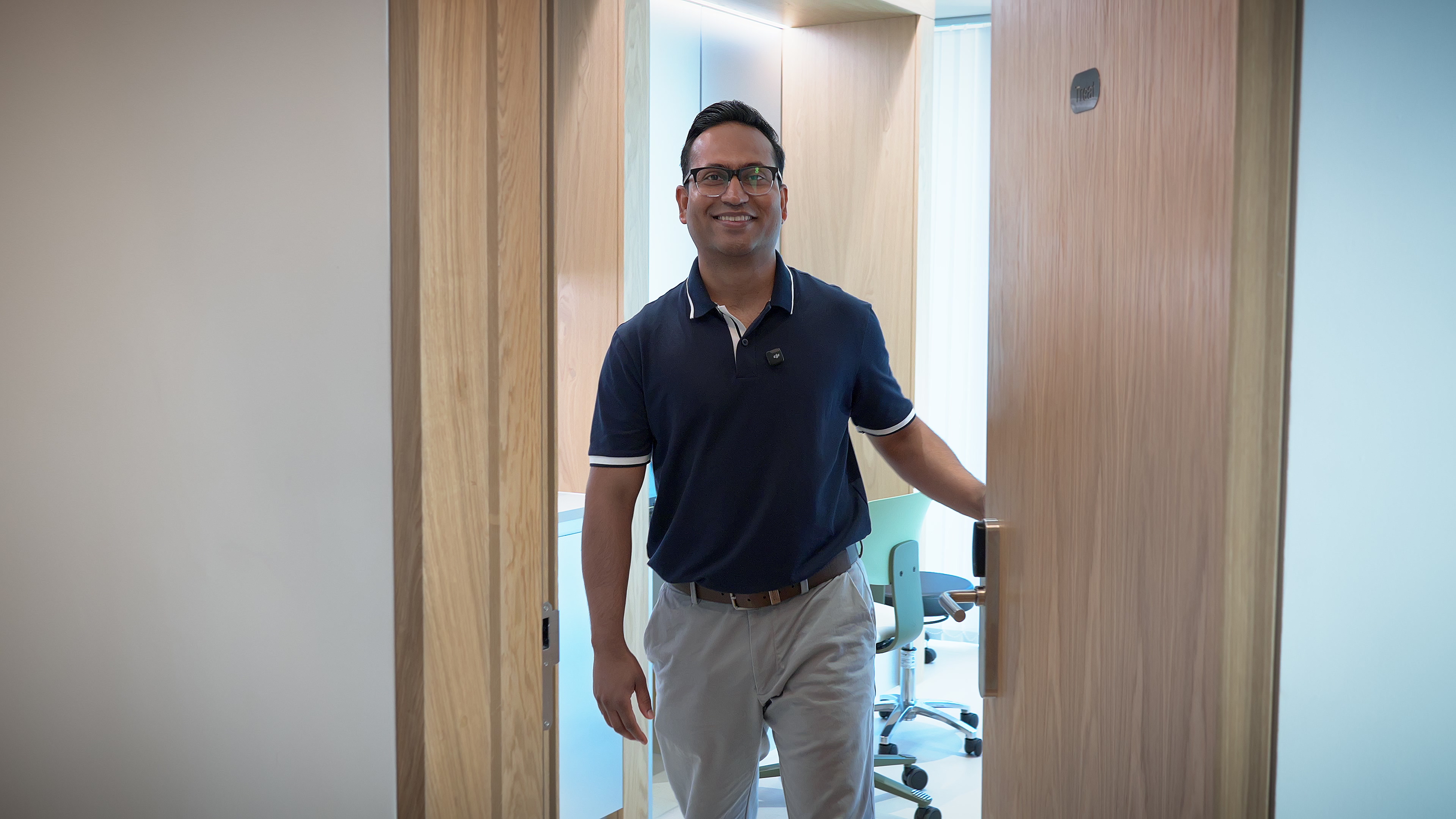Vasant welcoming a patient to the PhysAnalytica clinic