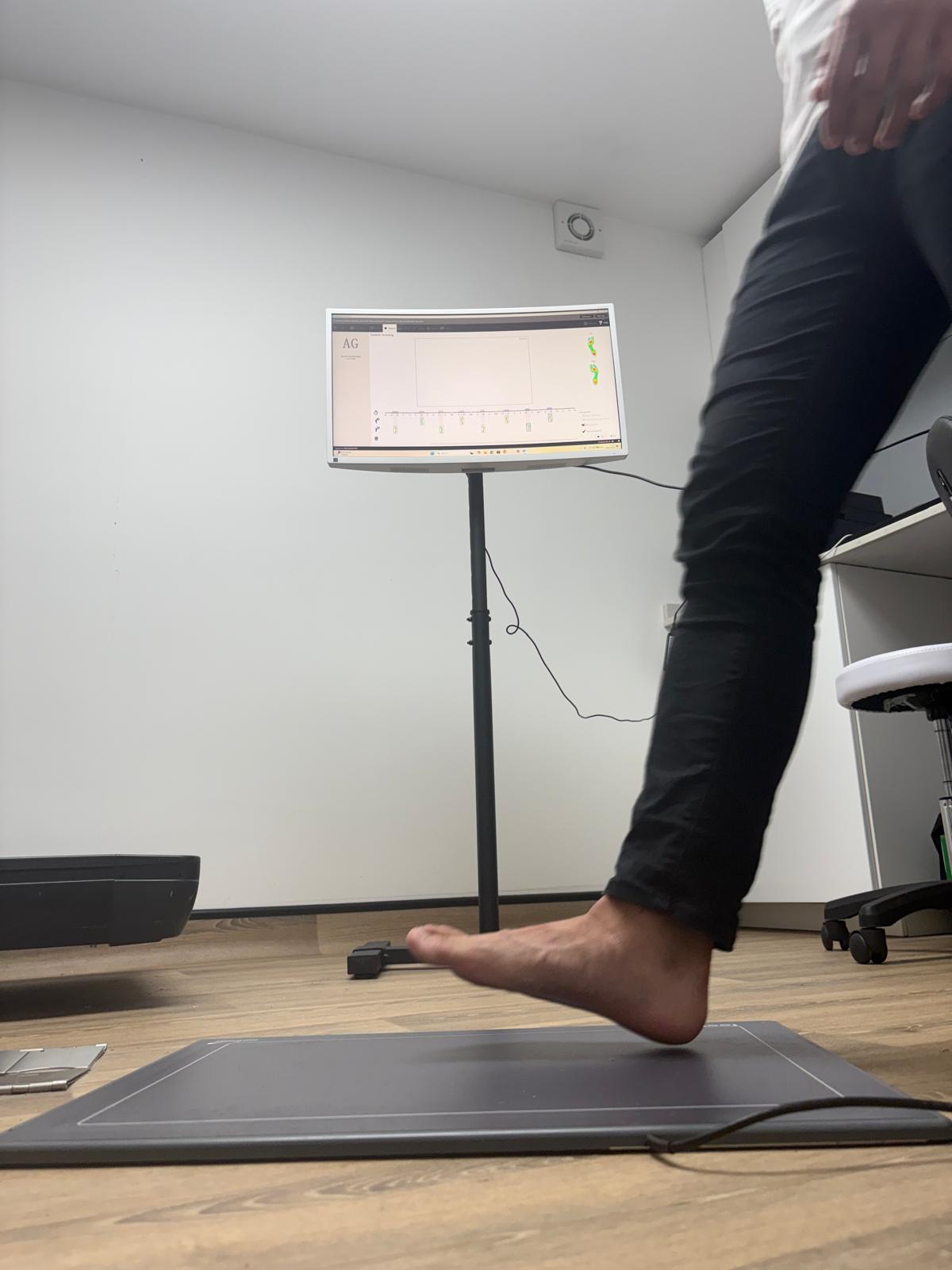 Barefoot gait analysis on a pressure mat during a PhysAnalytica workplace assessment